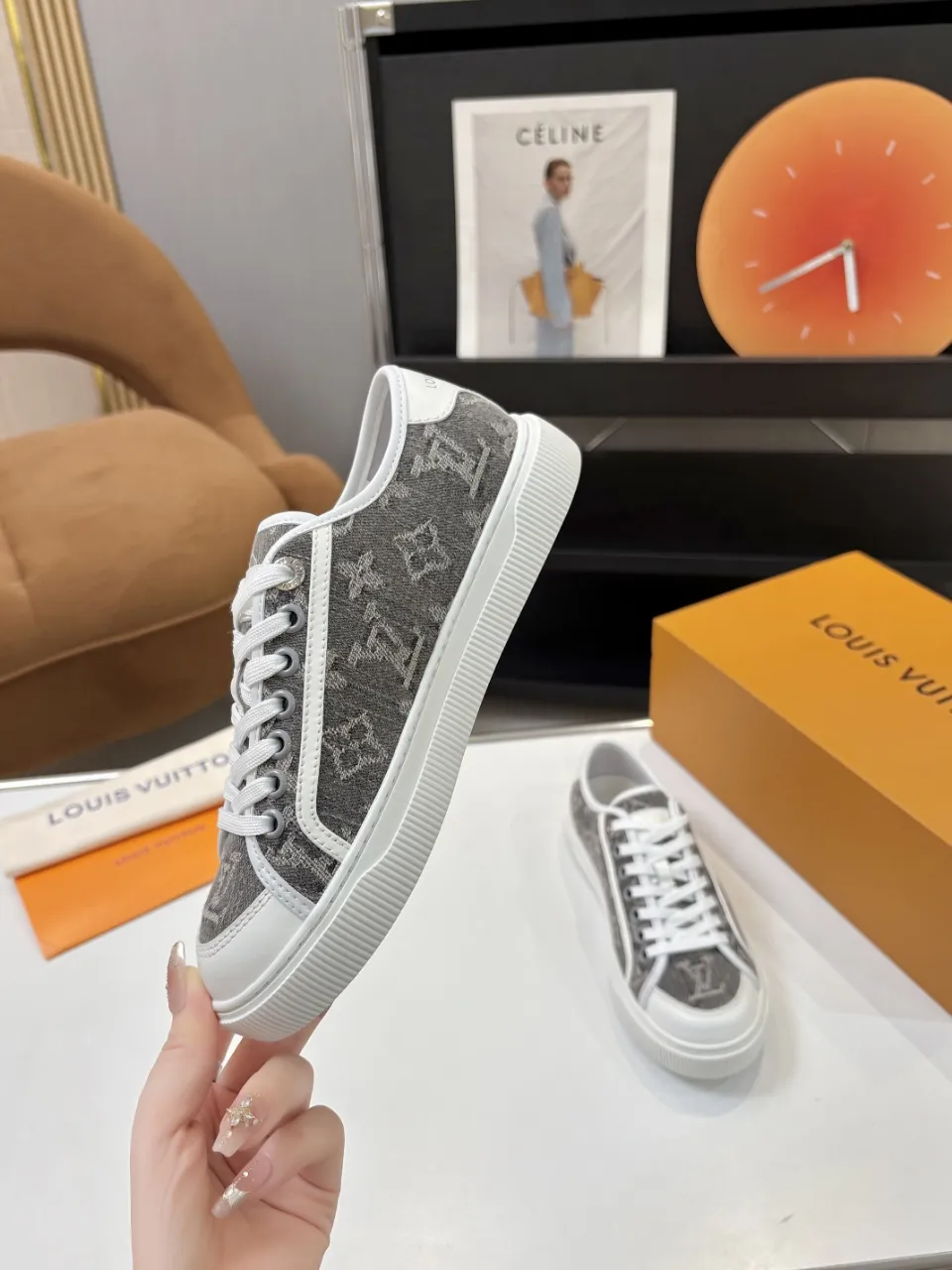p580🐮🐮 LV couple skate shoes｜Classic jacquard, the ultimate code for a sweet outing! 👫** This pair of shoes is Louis Vuitton's love letter to fashionistas💌 - **classic presbyopic skate shoes**, the perfect choice for couples to go out on the street!  🔸 **Luxury details are a must-have**: Jacquard fabric  🔸 **So comfortable that you don’t want to take it off**: The sheepskin lining is skin-friendly and breathable, warm in autumn and winter without stuffing your feet, refreshing in spring and summer without being sticky, and you can wear it with a high-end feel in all seasons!  🔸 **Steady sense of security**: Non-slip rubber outsole, perfect grip, accompanying you through romantic streets.  **💑 Couple outfit inspiration**: ▪️ For boys, pair with leggings + baseball cap for a trendy street look!  ▪️ Girls can wear short skirts or shark pants, and the sweet and cool style is easy to choose~ **#Louis Vuitton #couple shoes #presbyopia classic** **👉 Click to collect and become the most fashionable CP in the circle of friends with him! ** Fabric: Imported cowhide/classic jacquard fabric Lining: Sheepskin lining Sole: Original rubber sole Size: Women’s size 35-42 (40/41/42 customized) Men’s size 39-45 (39.45 customized)
